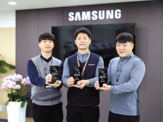 김태종(왼쪽부터) 경기도 안산센터 휴대폰 엔지니어, 조영길 전남 목포센터 가전 엔지니어, 김성률 부산 사하센터 케어마스터. [삼성전자서비스 제공]