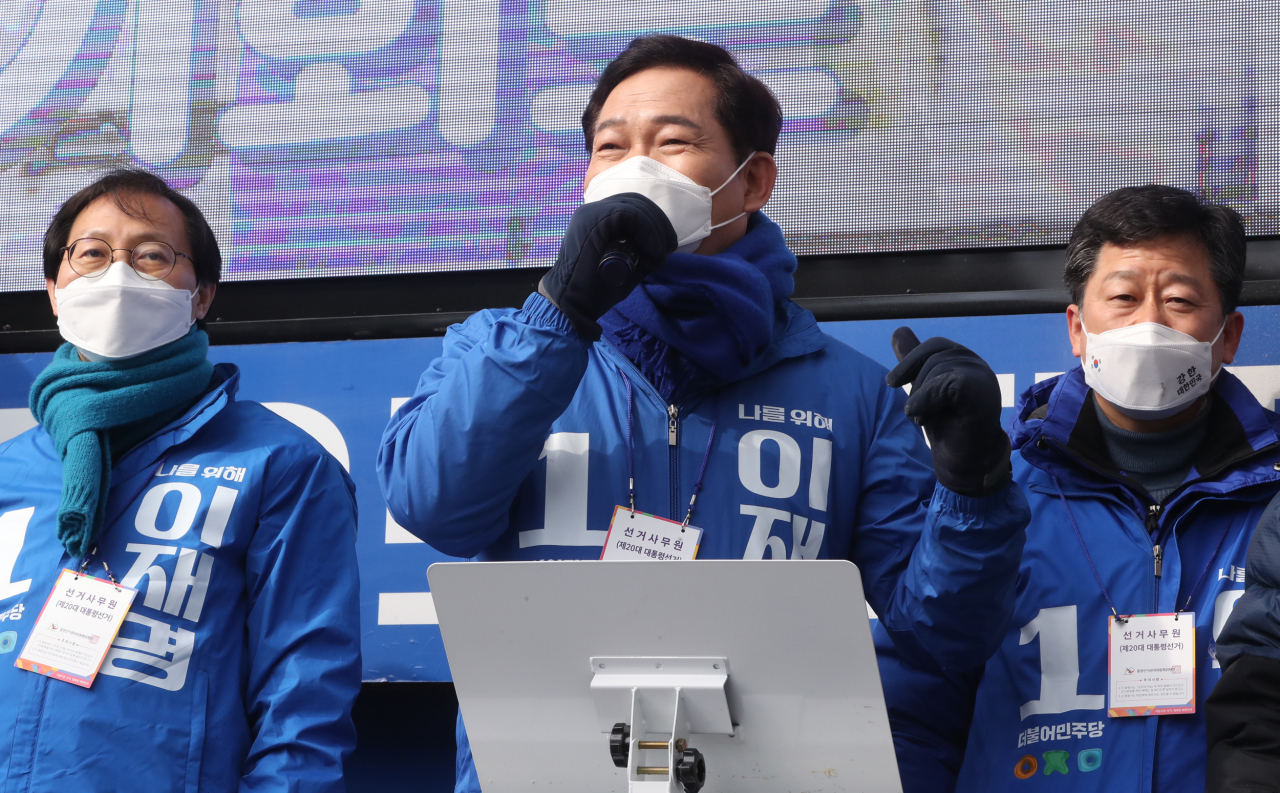 송영길 더불어민주당 대표가 16일 오후 전북 전주시 완산구 평화동 사거리에서 유세를 통해 이재명 대선 후보 지지를 호소하고 있다. [연합]