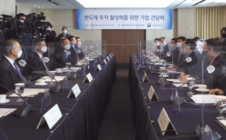 문승욱(오른쪽 두번째) 산업통상자원부 장관이 16일 오후 서울 중구 롯데호텔에서 열린 반도체 투자 활성화를 위한 기업 간담회에서 발언하고 있다. 이 자리에서 한국반도체산업협회는 150여개 회원사의 투자계획 조사를 바탕으로 올해 56조7000억원을 국내에 투자한다고 발표했다. 이는 지난해 투자 실적인 51조6000억원보다 10% 증가한 규모다. [연합]