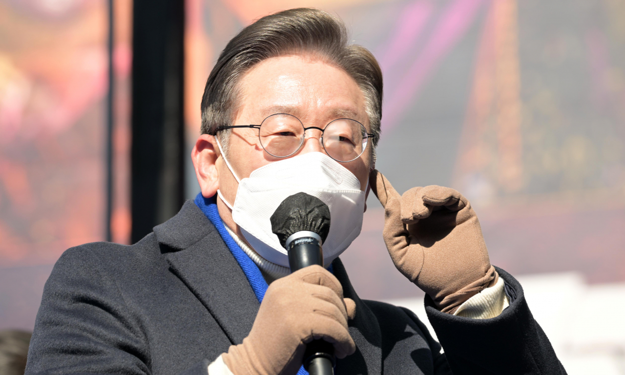 이재명 더불어민주당 대선후보가 17일 오후 서울 청계광장에서 열린 '다시 광화문에서' 광화문역 유세에 참석해 지지를 호소하고 있다. [연합]