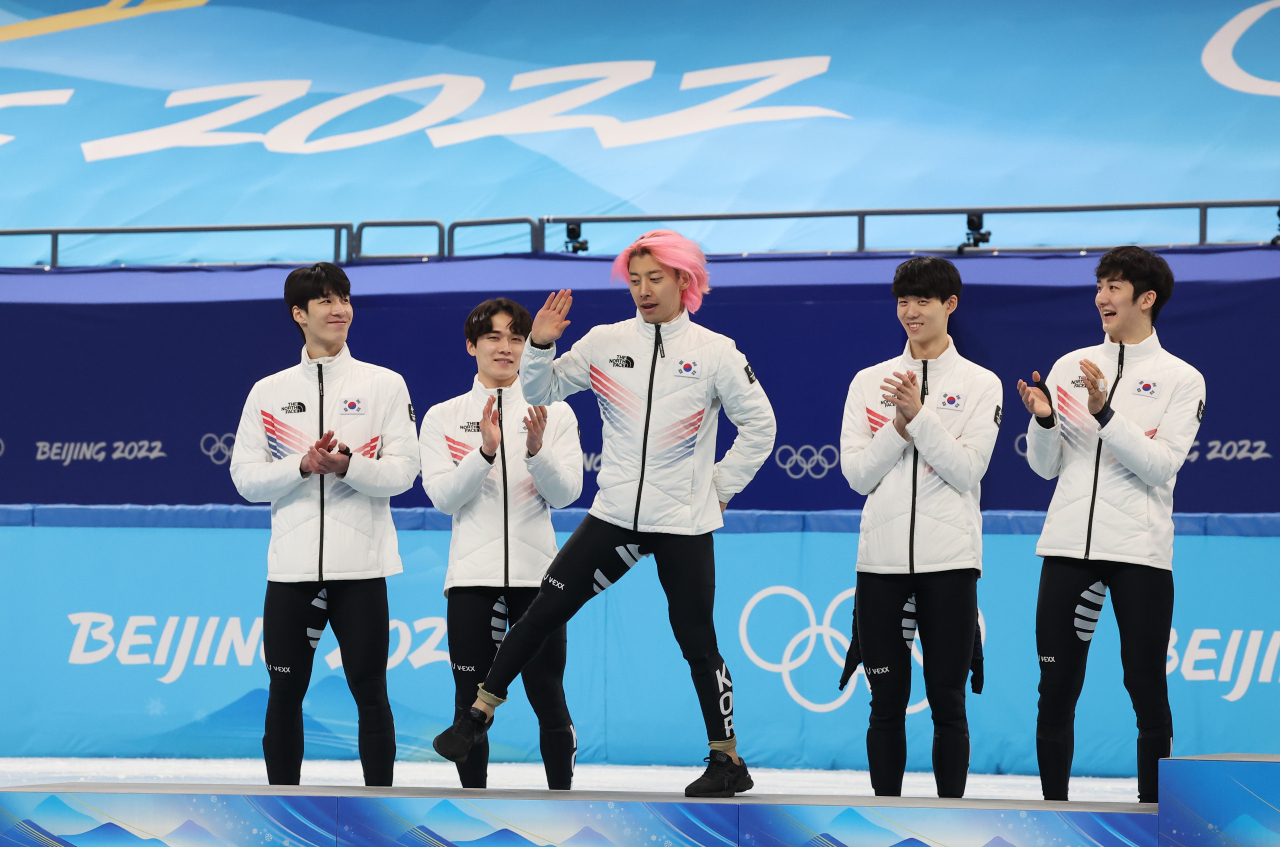 지난 16일 중국 베이징 캐피털 실내 경기장에서 열린 2022 베이징 동계올림픽 쇼트트랙 남자 5000m 계주 결승에서 은메달을 획득한 대한민국 남자 쇼트트랙 대표팀의 곽윤기가 시상대에 오르며 세리머니를 하고 있다. [연합]