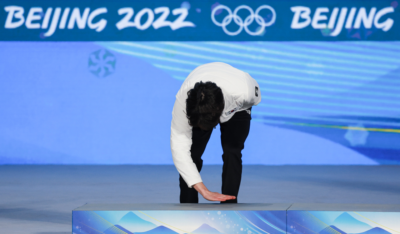 2022 베이징 동계올림픽 스피드스케이팅 남자 500m에서 2위로 은메달을 획득한 차민규가 지난 12일 중국 베이징 메달플라자에서 열린 메달수여식에서 이름이 호명된 뒤 시상에 올라가기 전 시상대 바닥을 손으로 쓸고 있다. [연합]