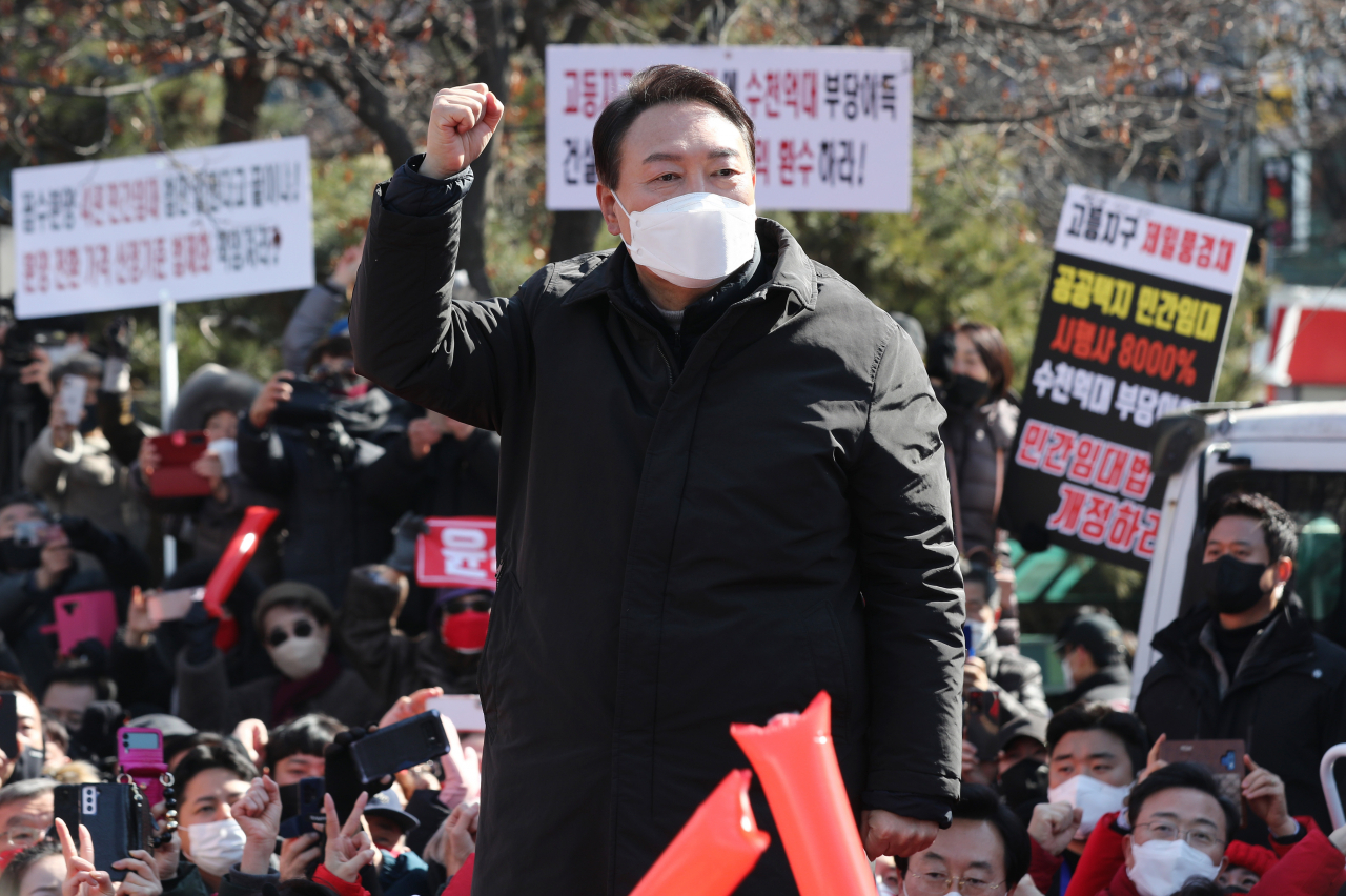 윤석열 국민의힘 대선후보가 17일 경기 성남시 분당구 야탑역 1번 출구에서 열린 "부패 없는 성남! 공정한 대한민국!" 성남 유세에서 지지자에게 인사하고 있다. [연합]