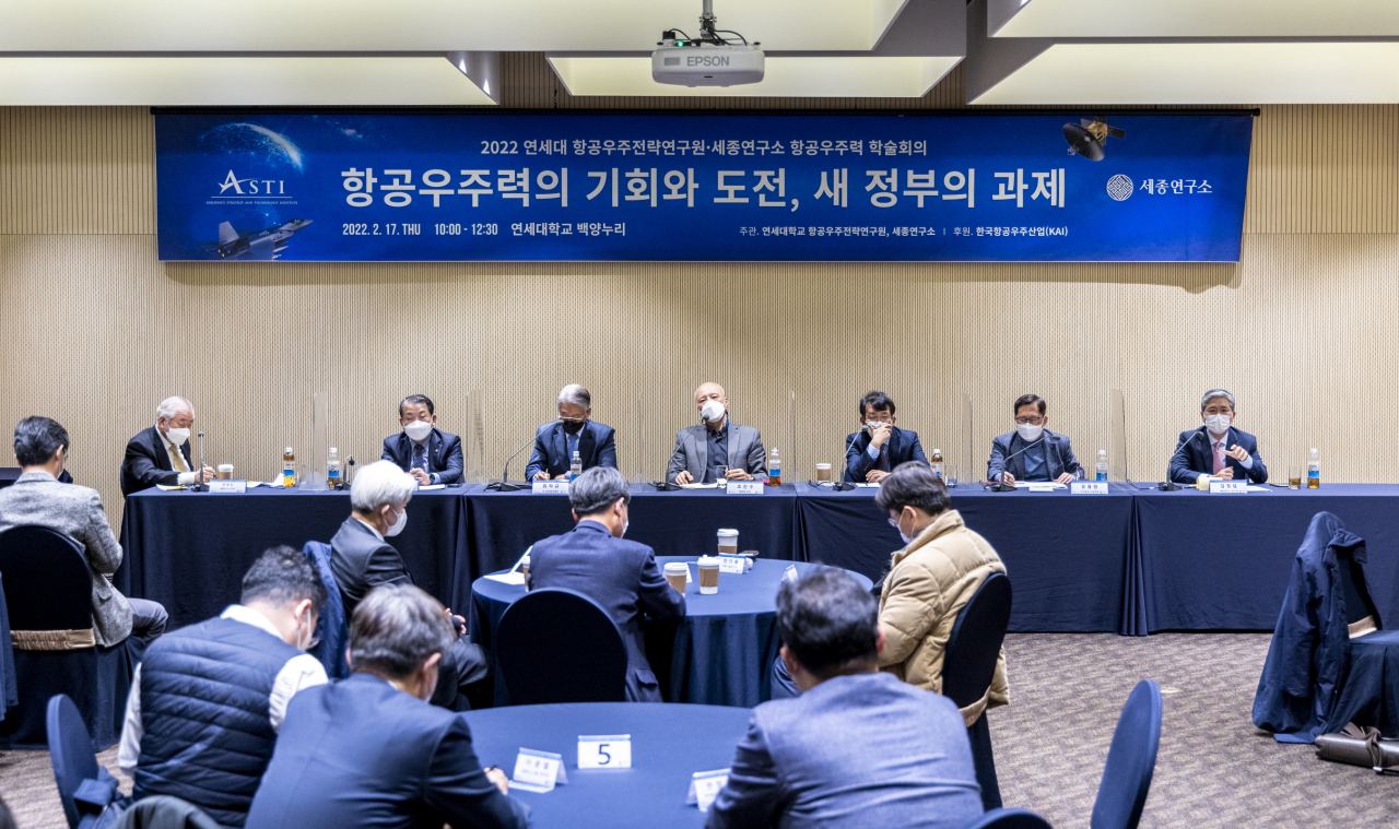 연세대 항공우주전략연구원과 세종연구소가 공동주관하고 한국항공우주산업(KAI)이 후원한 가운데 17일 ‘항공우주력의 기회와 도전, 새 정부의 과제’를 주제로 한 학술회의가 열렸다. [KAI 제공]
