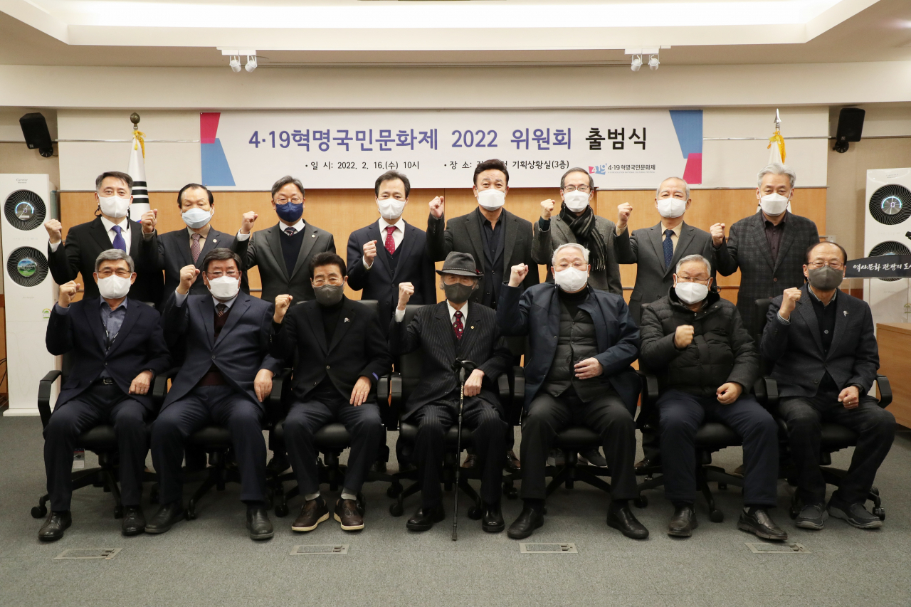 박겸수(뒷열 왼쪽에서 네번째) 강북구청장과 4.19혁명국민문화제 위원들이 출범식을 갖고 기념촬영을 하고 있다. [강북구 제공]