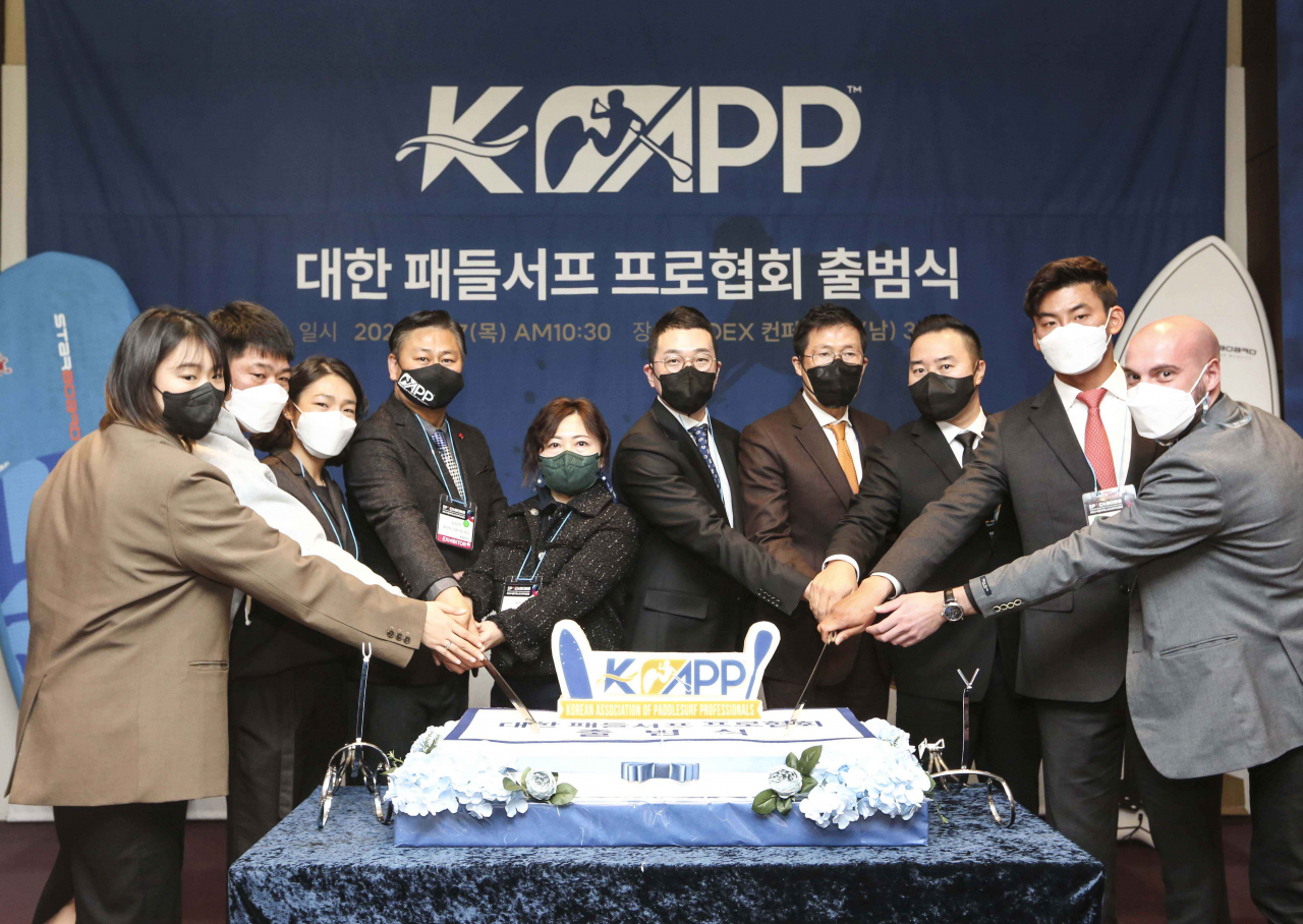 17일 서울 삼성동 코엑스에서 열린 대한 패들서프 프로협회(KAPP) 출범식에서 박상현(왼쪽에서 네번째) 회장 등 참석자들이 케이크 커팅을 하고 있다. [KAPP 제공]