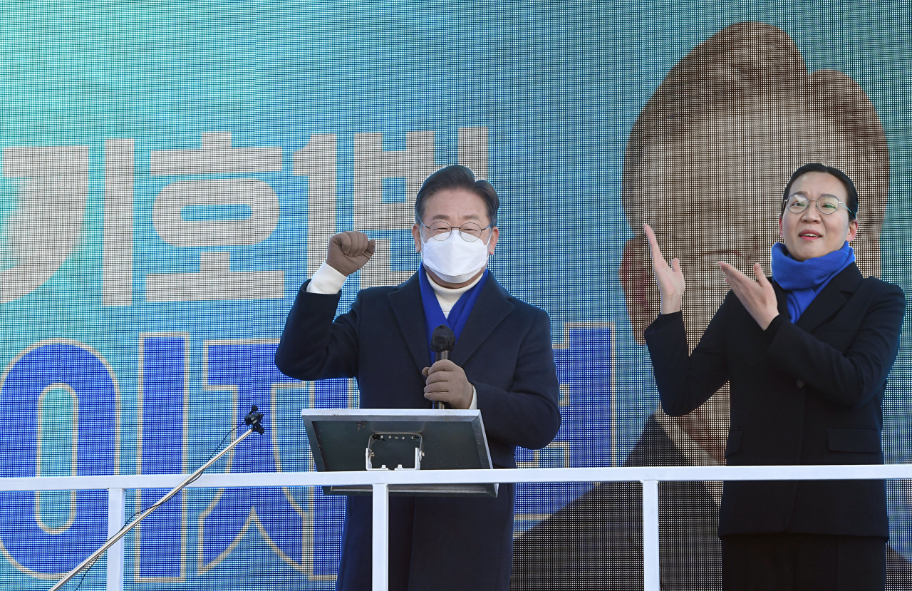 이재명 더불어민주당 대선 후보가 17일 오전 서울 노원구 상계동 롯데백화점 노원점 앞에서 유세를 펼치고 있다. [국회사진기자단]