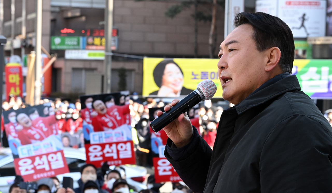 윤석열 국민의힘 대선후보가 17일 오후 서울 송파구 석촌호수 서호 인근 사거리에서 열린 유세에서 발언하고 있다. [연합]