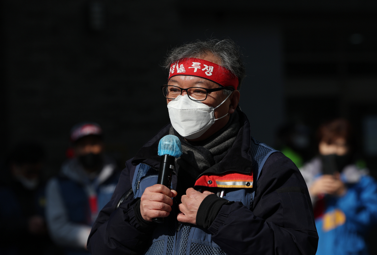 전국택배노조의 CJ대한통운 본점거 농성 사흘째인 지난 12일 서울 중구 CJ대한통운 본사 앞에서 진경호 택배노조 위원장이 발언하고 있는 모습. [연합]