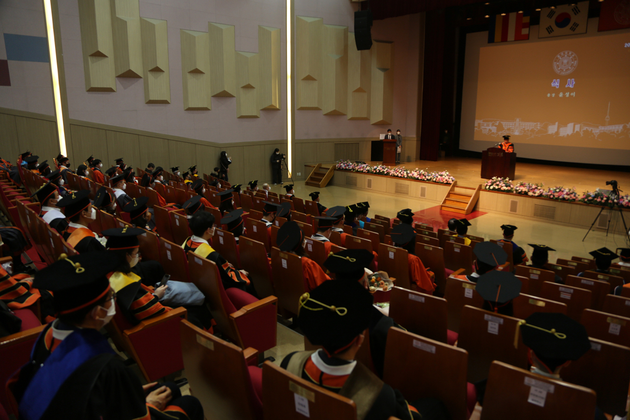 17일 서울 중구 동국대 본관 중강당에서 열린 2022년 봄 학위수여식. [동국대 제공]