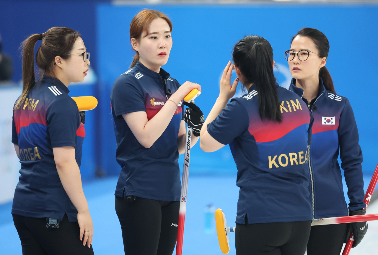 스웨덴의 경기중 전략을 짜는 팀킴. 연합뉴스