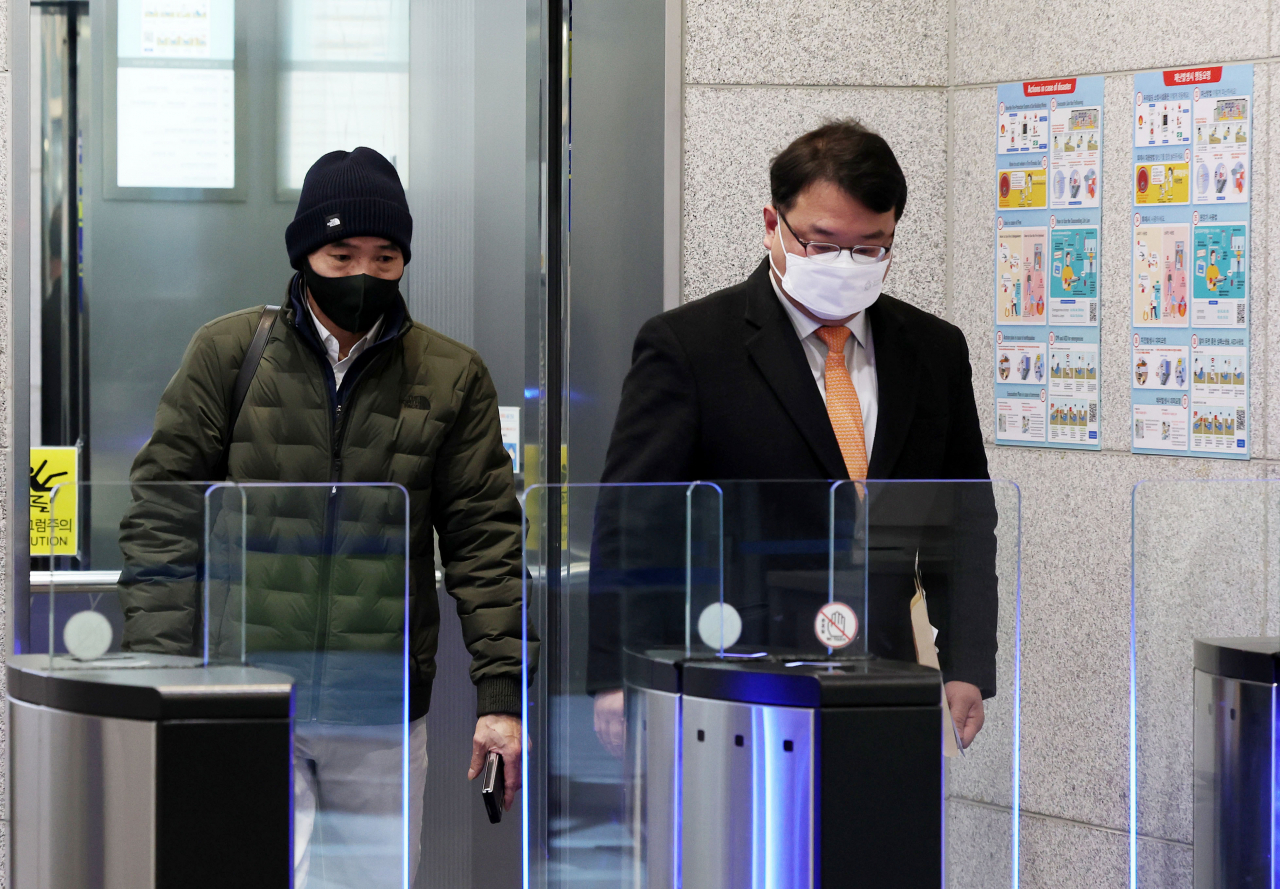지난 2월17일 오후 서울 종로구 유엔인권사무소에서 이래진(왼쪽) 씨와 김기윤 변호사가 토머스 오헤야 킨타나 유엔 북한인권특별보고관과 면담을 마친 뒤 건물을 나서고 있다. [연합]