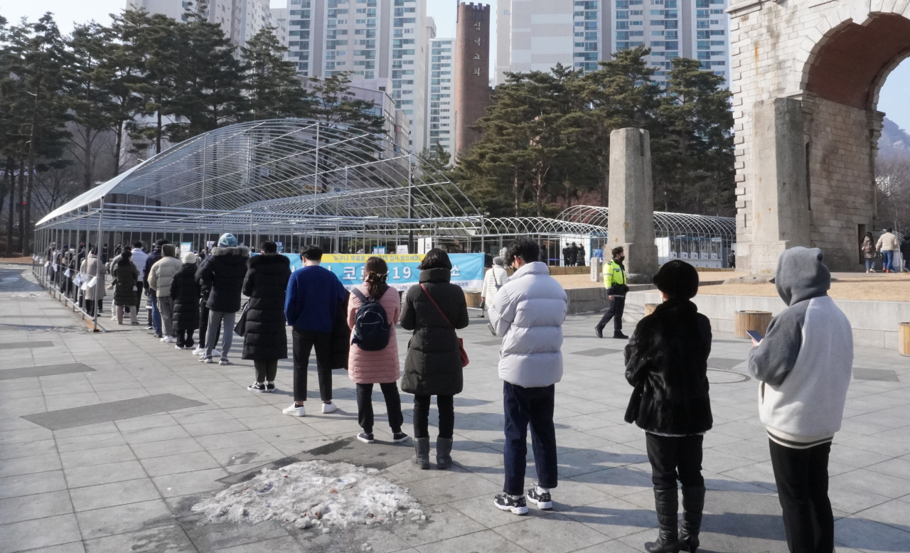 지난달 23일 오후 서울 서대문구 독립문광장에 마련된 신종 코로나바이러스 감염증(코로나 19) 검사소에서 시민들이 검사를 위해 대기해 있다. [연합]