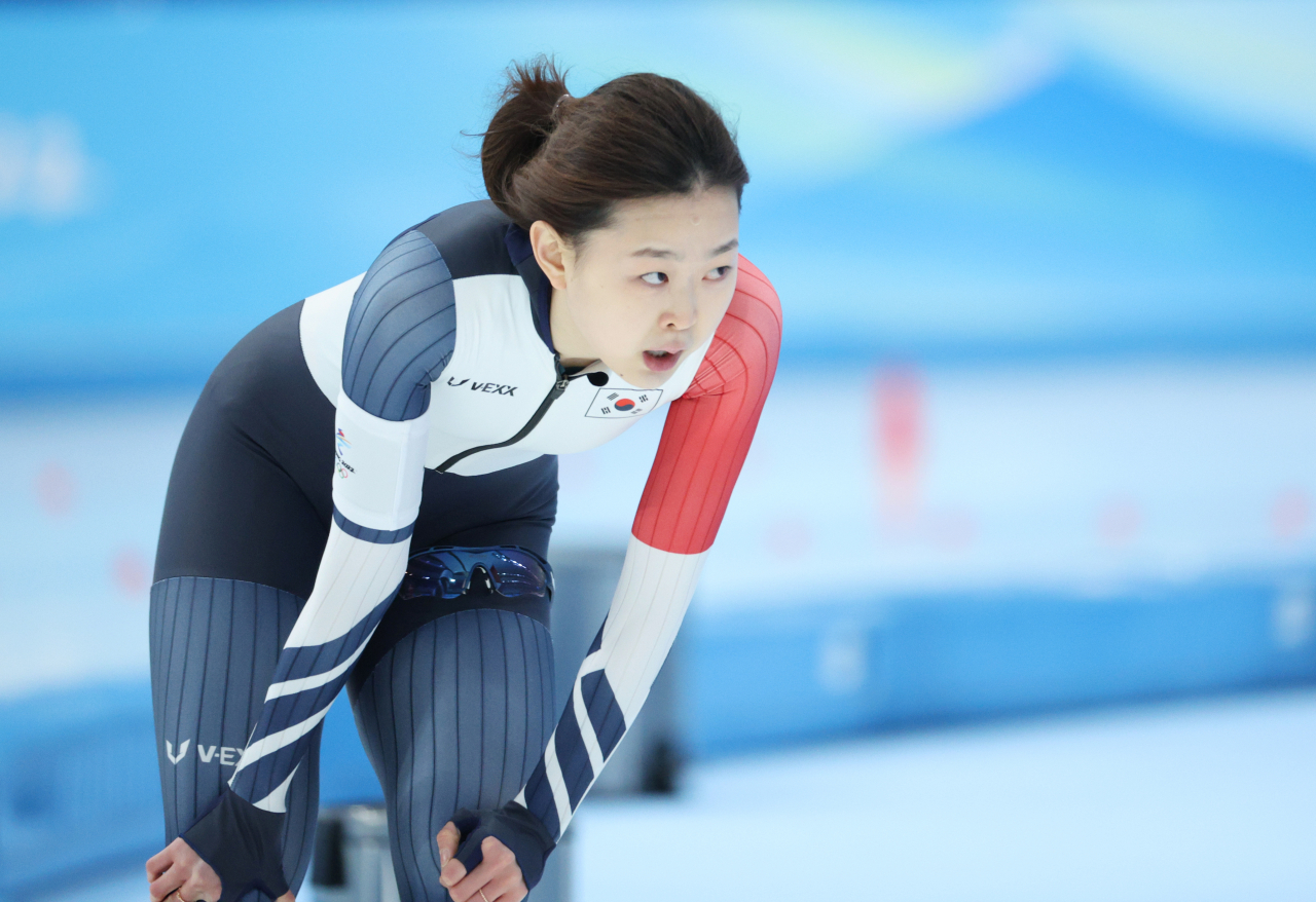 김민선이 1000m 레이스를 마친 뒤 기록을 확인하고 있다. 연합뉴스