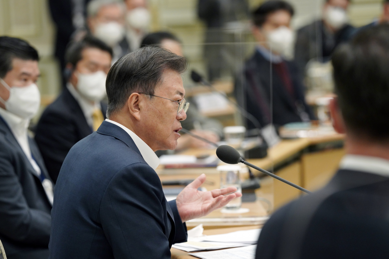 17일 오전 문재인 대통령이 청와대 영빈관에서 열린 외국인투자기업인과의 대화에 참석, 발언하고 있다. [연합]