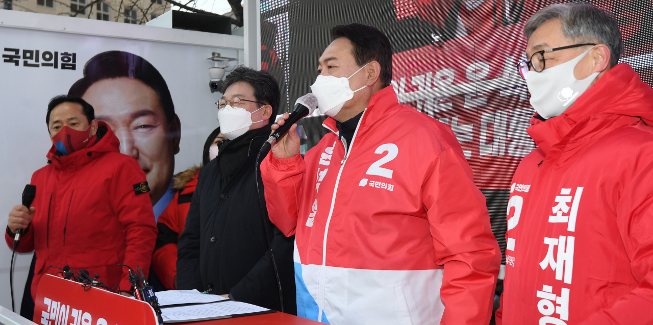 윤석열 국민의힘 대선 후보(가운데)가 17일 서울 종로구 동묘앞역에서 열린 "나라를 바로 세웁시다" 종로 유세에서 유승민 전 의원(오른쪽), 종로 보궐선거에 출마한 최재형 전 감사원장(왼쪽)과 유세차량에 올라 지지를 호소하고 있다. [연합]