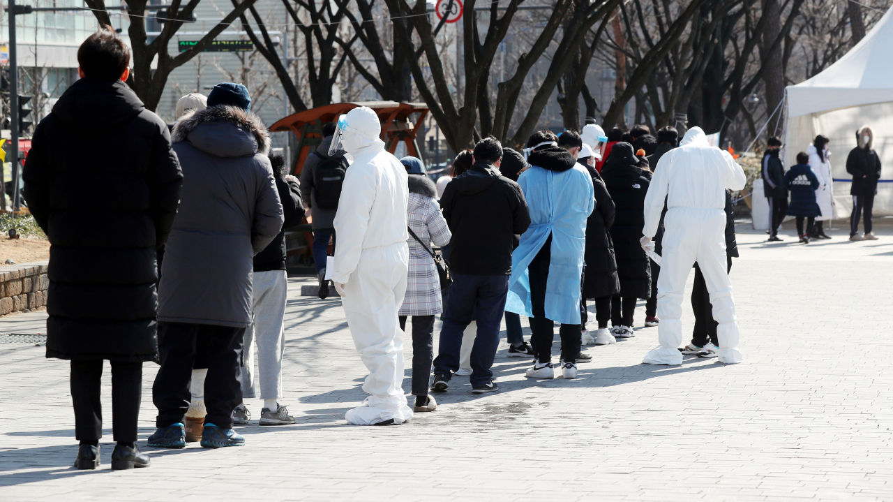 인천지역에 신종 코로나바이러스 감염증(코로나19) 확산세가 이어진 16일 오후 인천시 남동구 인천시청 앞 임시 선별검사소에서 시민들이 줄지어 검사받고 있다. 인천시는 전날 하루 동안 발생한 코로나19 확진자 수가 7천238명으로 최종 집계됐다고 이날 밝혔다. 이는 일일 확진자 수 기준으로 역대 최다 기록이다. [연합]