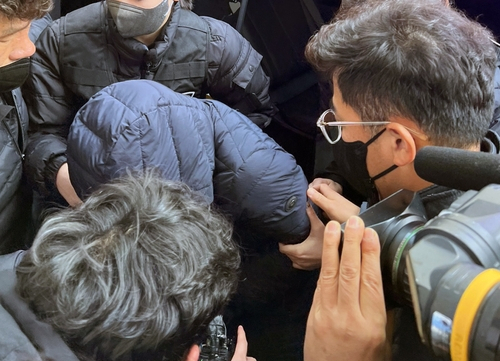 5살 조카를 때려 숨지게 한 고모 A(41)씨가 영장실질심사를 받기 위해 광주지법 장흥지원에 출석하고 있다.