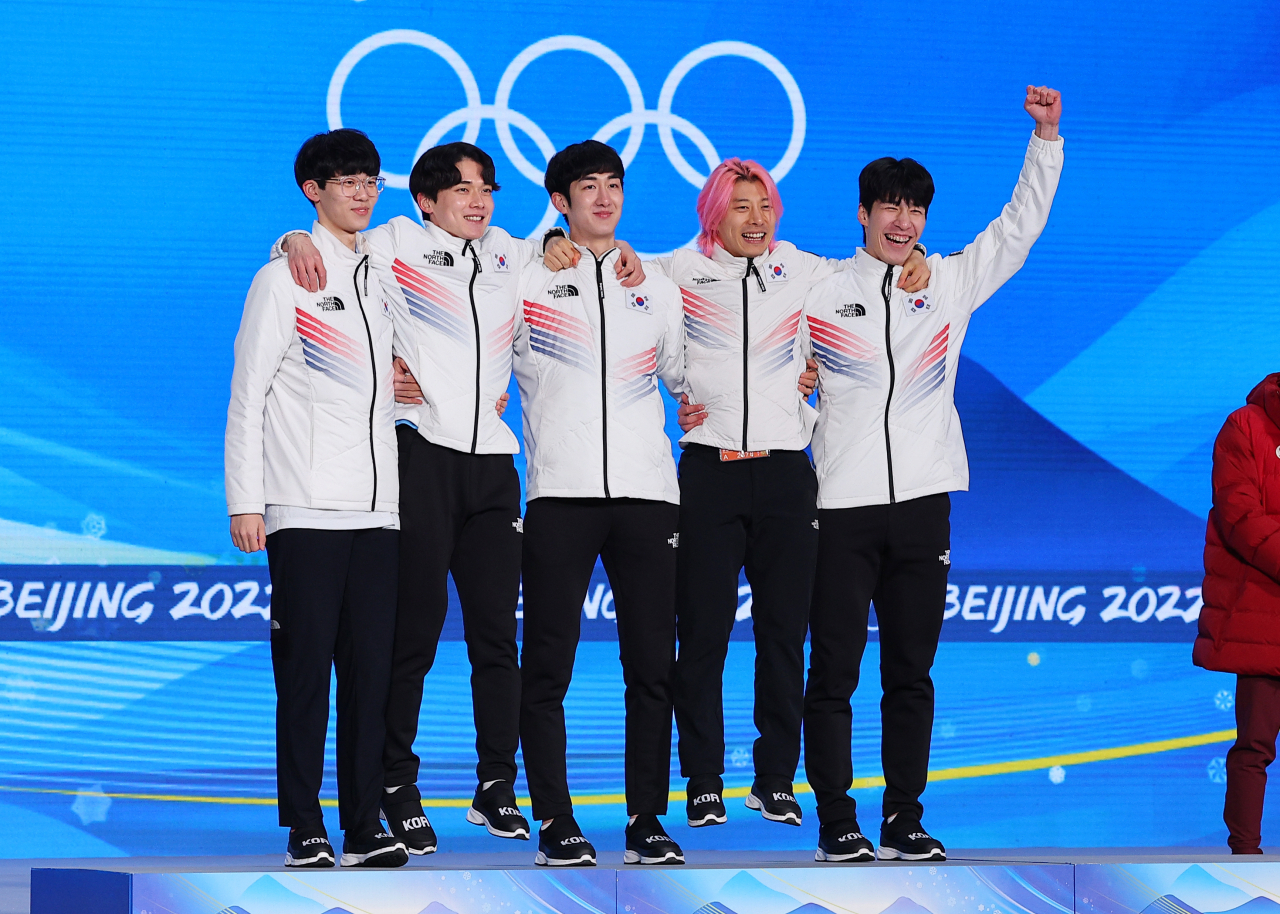 2022 베이징 동계올림픽 쇼트트랙 남자계주 5,000m에서 은메달을 획득한 한국 쇼트트랙 대표팀이 17일 오후 중국 베이징 메달 플라자에서 열린 메달 수여식에서 어깨동무를 하며 단상에 오르며 기뻐하고 있다. 왼쪽부터 이준서, 김동욱, 박장혁, 곽윤기, 황대헌. [연합]