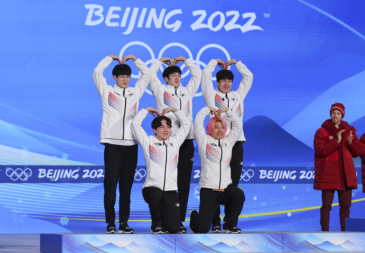 2022 베이징 동계올림픽 쇼트트랙 남자계주 5,000m에서 은메달을 획득한 한국 쇼트트랙 대표팀이 17일 오후 중국 베이징 메달 플라자에서 열린 메달 수여식에서 단상에 올라 하트를 그려보이고 있다. [연합]