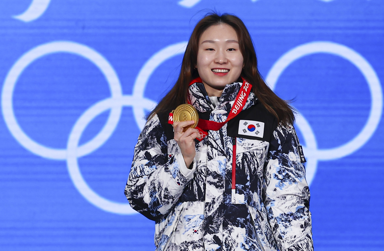 2022 베이징 동계올림픽 쇼트트랙 여자 1,500m에서 금메달을 획득한 한국 쇼트트랙 대표팀 최민정이 17일 오후 중국 베이징 메달 플라자에서 열린 메달 수여식에서 금메달을 목에 건 뒤 포즈를 취하고 있다. [연합]