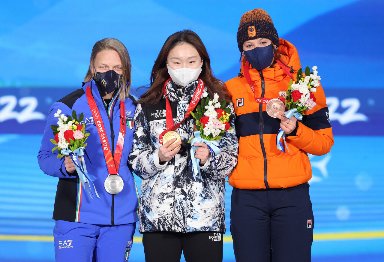2022 베이징 동계올림픽 쇼트트랙 여자 1,500m에서 금메달을 획득한 한국 쇼트트랙 대표팀 최민정이 17일 오후 중국 베이징 메달 플라자에서 열린 메달 수여식에서 메달리스트들과 함께 기념촬영을 하고 있다. 왼쪽부터 아리아나 폰타나(은메달), 최민정(금메달), 쉬자너 스휠팅(동메달). [연합]