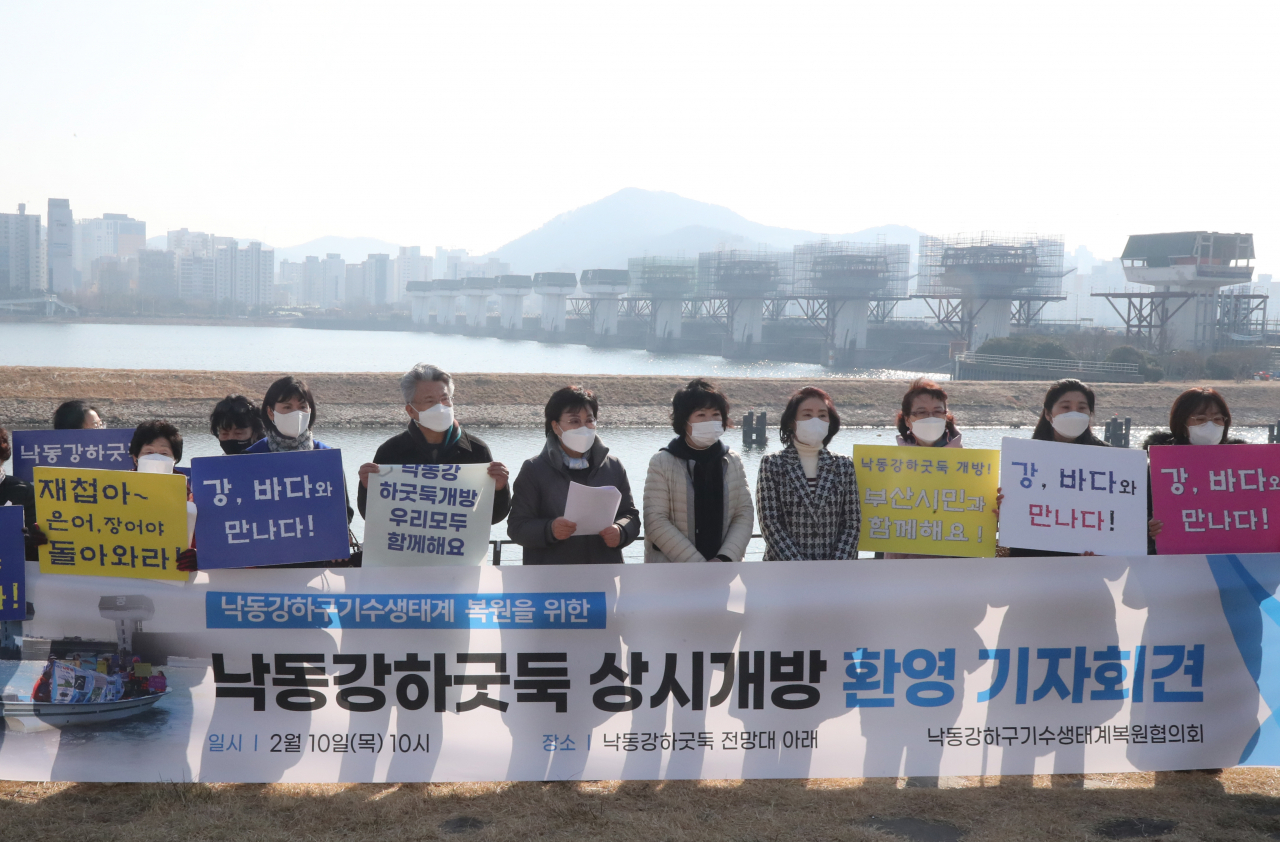 낙동강하구기수생태계복원협의회가 10일 오전 부산 낙동강하굿둑 전망대 앞에서 기자회견을 열고 낙동강하굿둑 상류 기수역의 조성 기간을 확대하기로 한 것에 대해 환영의 의사를 밝히고 있다. 연합뉴스