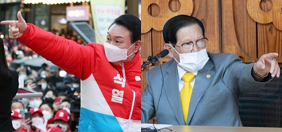 윤석열 국민의힘 대선후보가 지난 15일 오후 부산 서면 젊음의거리에서 열린 거점 유세에서 지지자들에게 '손총알'을 쏘며 지지를 호소하고 있다(왼쪽). 지난 2020년 이만희 신천지예수교 증거장막성전(신천지) 총회장이 질문하는 기자를 지칭하는 모습. [사진공동취재단, 연합뉴스]