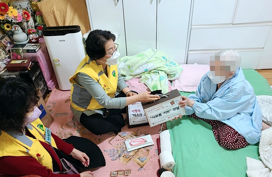 독거 어르신에게 식료품·방역 물품 키트를 전달하는 모습. [관악구 제공]