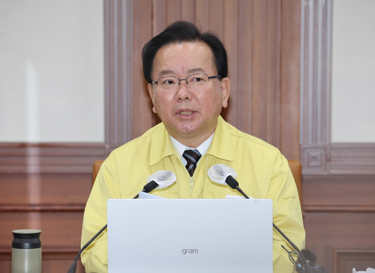 김부겸 국무총리가 18일 정부서울청사에서 열린 코로나19 대응 중앙재난안전대책본부 회의를 주재하고 있다. [연합]