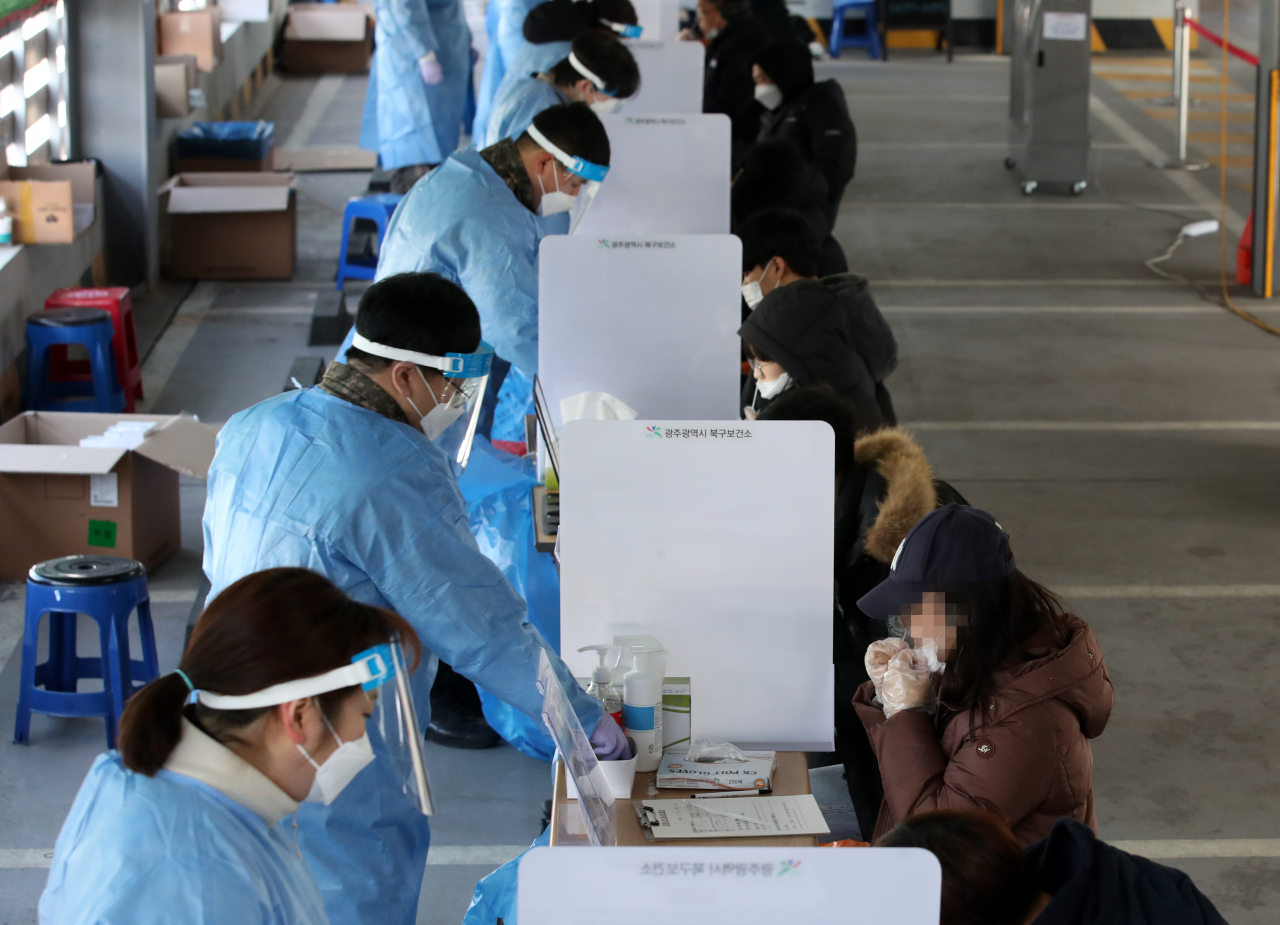 17일 오전 광주 북구선별진료소에서 시민들이 코로나19 신속항원검사를 하고 있다. [연합]