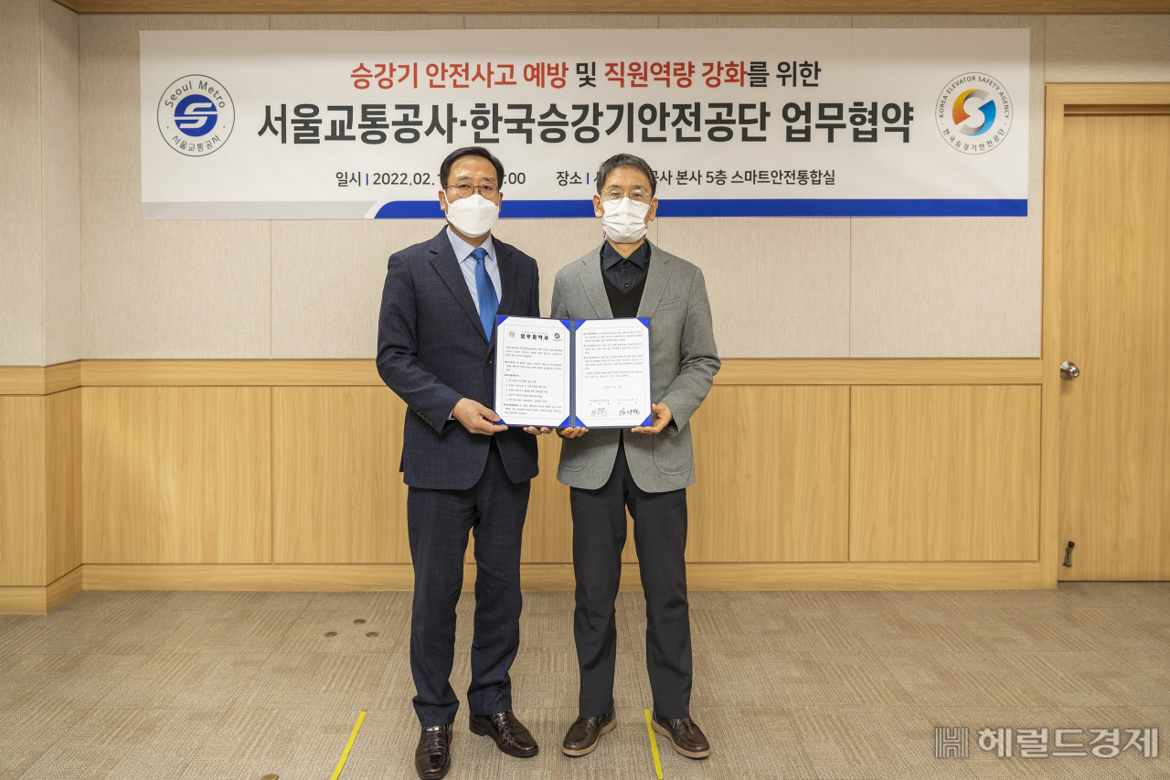 김상범(오른쪽) 서울교통공사 사장과 이용표 한국승강기안전공단 이사장이 업무협약을 체결한 뒤 기념촬영을 하고 있다. [서울교통공사]