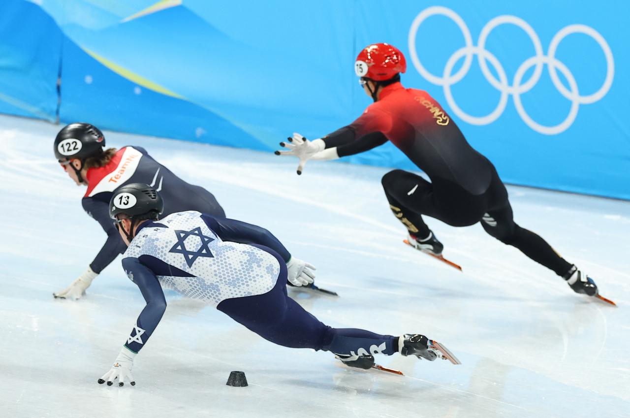 11일 베이징 캐피털 실내 경기장에서 열린 2022 베이징 동계올림픽 쇼트트랙 남자 500미터 예선전에 출전한 중국 쑨룽이 몸싸움에 밀려 균형을 잃고 있다. [연합]