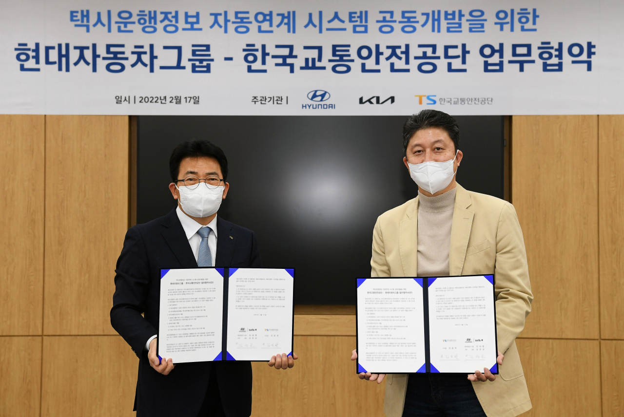 서울 서초구 현대차·기아 본사에서 열린 협약식에서 현대차그룹 TaaS본부 김성근 상무(오른쪽)와 한국교통안전공단 김보현 교통안전본부장이 기념사진을 촬영하고 있다. [현대차그룹 제공]