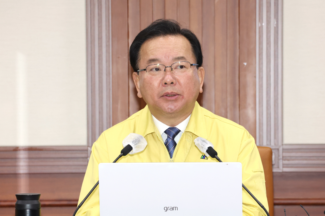 Prime Minister Kim Boo-kyum speaks at a COVID-19 response meeting in Seoul last Friday. (Yonhap)