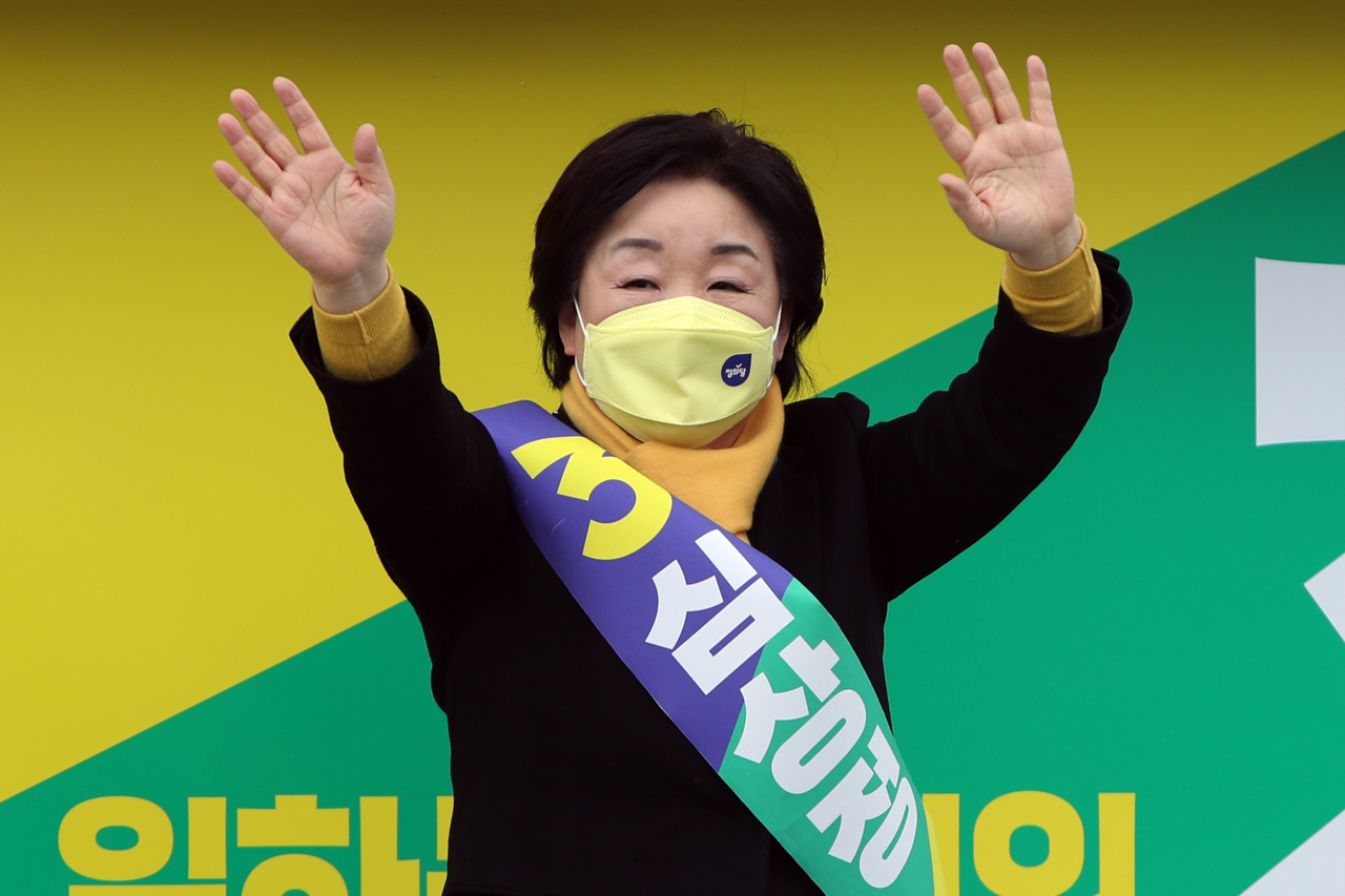 심상정 정의당 대선 후보가 지난 16일 오전 전남 목포시 용당동 동부시장 입구에서 지지를 호소하고 있다. [연합]