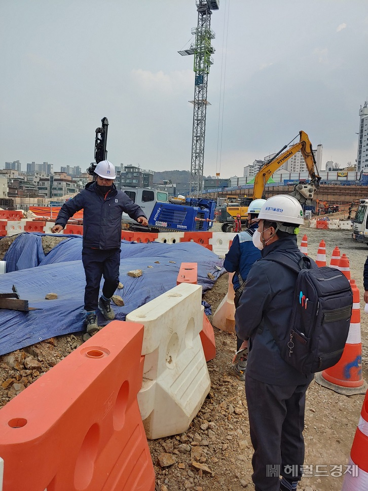 동작구 공무원과 외부전문가들이 공사현장 위험요소를 점검하고 있다. [동작구]