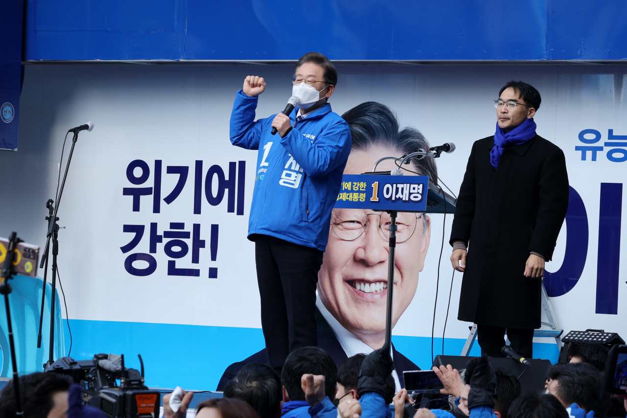 이재명 더불어민주당 대선후보가 18일 전남 순천시 연향패션거리에서 열린 '약무호남 시무국가' 순천 유세에서 지지를 호소하고 있다. 연합뉴스