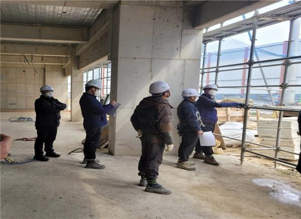 익산국토청이 호남지역 건설현장에 대한 긴급 안전점검을 펴고 있다[익산청 제공]