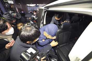 오스템임플란트 회삿돈 2215억원을 빼돌린 이 회사 직원 이모 씨가 지난달 14일 오전 서울 강서경찰서에서 나와 검찰로 송치되고 있다. [연합]
