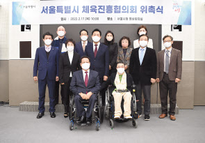 17일 서울시청에서 열린 ‘서울시 체육진흥협의회’ 첫 회의에서 오세훈(가운데) 시장을 비롯한 참석자들이 기념촬영을 하고 있다. [서울시 제공]