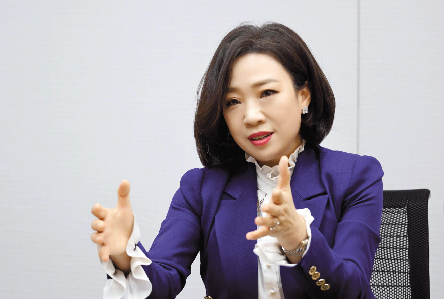 박경희 삼성증권 부사장이 서울 서초구 삼성타운금융센터에서 초고액자산 100조 시대를 연 삼성증권의 WM 전략에 대해 본지와 인터뷰를 하고 있다. 이상섭 기자
