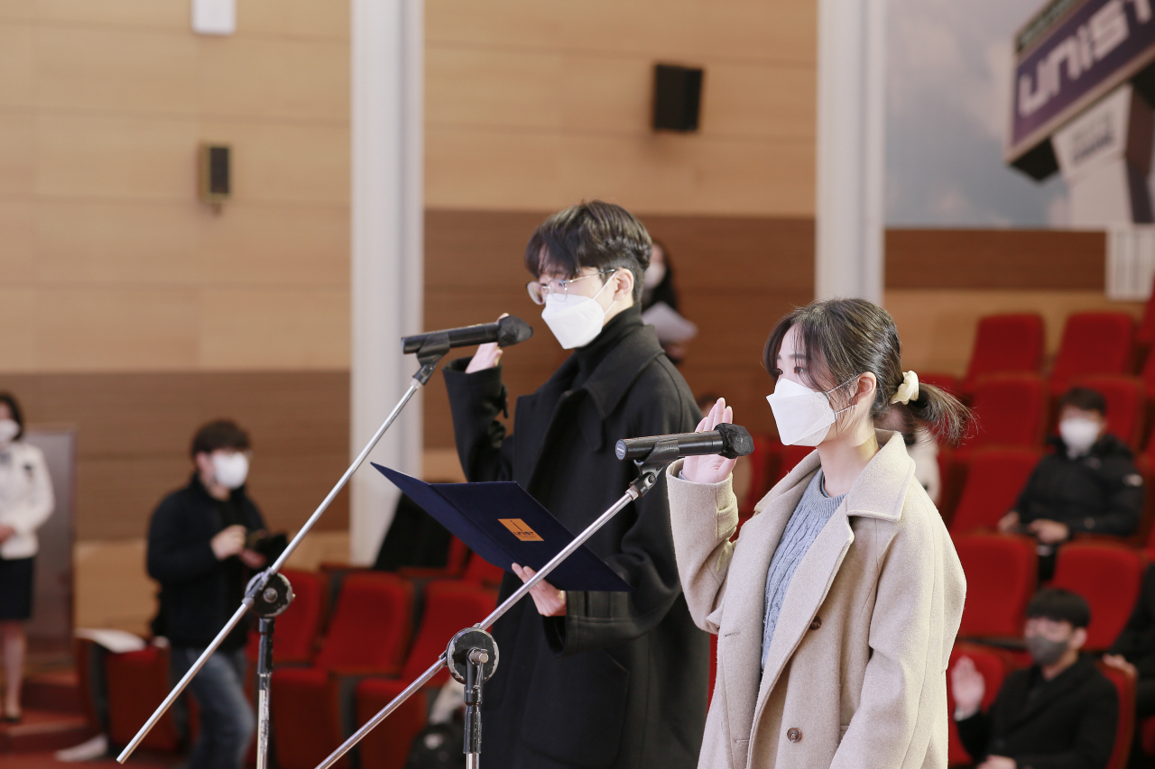 김준오, 유수민 학생이 신입생 대표선서를 하고 있다.[UNIST 제공]