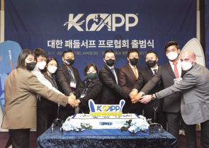 17일 서울 삼성동 코엑스에서 열린 대한 패들서프 프로협회(KAPP) 출범식에서 박상현(왼쪽에서 네번째) 회장 등 참석자들이 케이크 커팅을 하고 있다. [KAPP 제공]