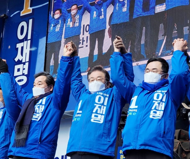 민주당 이낙연 총괄선대위원장(왼쪽)과 이재명 대선후보, 소병철 지역구 국회의원이 18일 지지를 호소하고 있다. /박대성 기자.