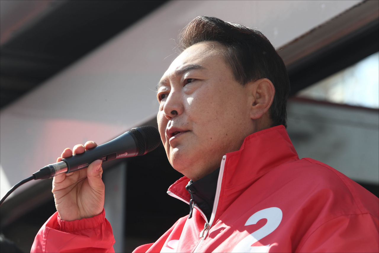 윤석열 국민의힘 대선 후보가 18일 오전 경북 상주시 풍물시장에서 열린 유세에서 지지를 호소하고 있다. [연합]