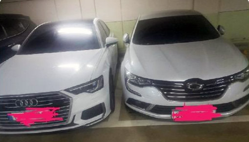 먼저 주차선을 밟은 채 주차한 아우디 차량(왼쪽)과 뒤이어 주차 칸 안에 제대로 주차한 SM6 차량. [온라인 커뮤니티 ‘보배드림’ 캡처]
