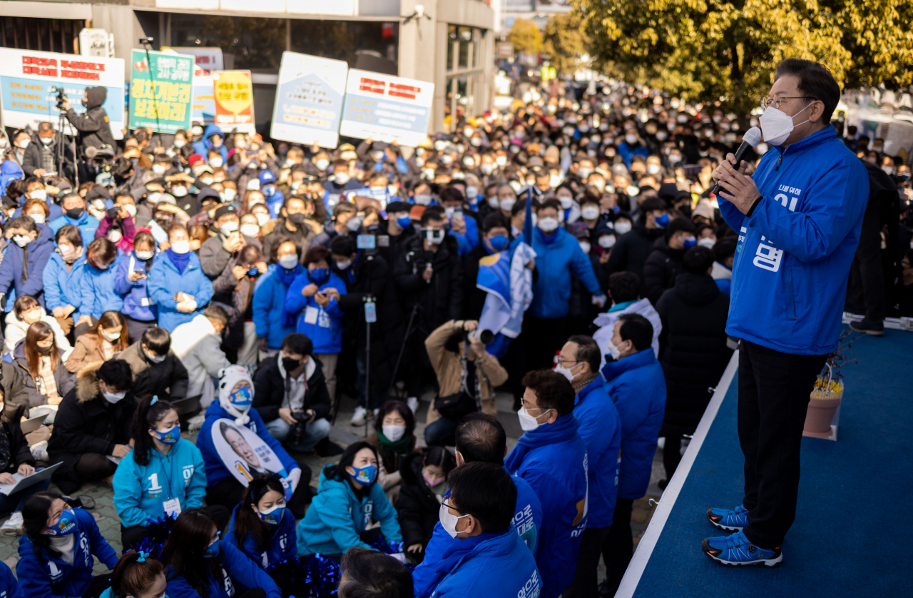 더불어민주당 이재명 대선후보가 18일 전남 목포시 평화광장에서 열린 '김대중 대통령님, 그립습니다' 목포 유세에서 지지를 호소하고 있다. [연합]