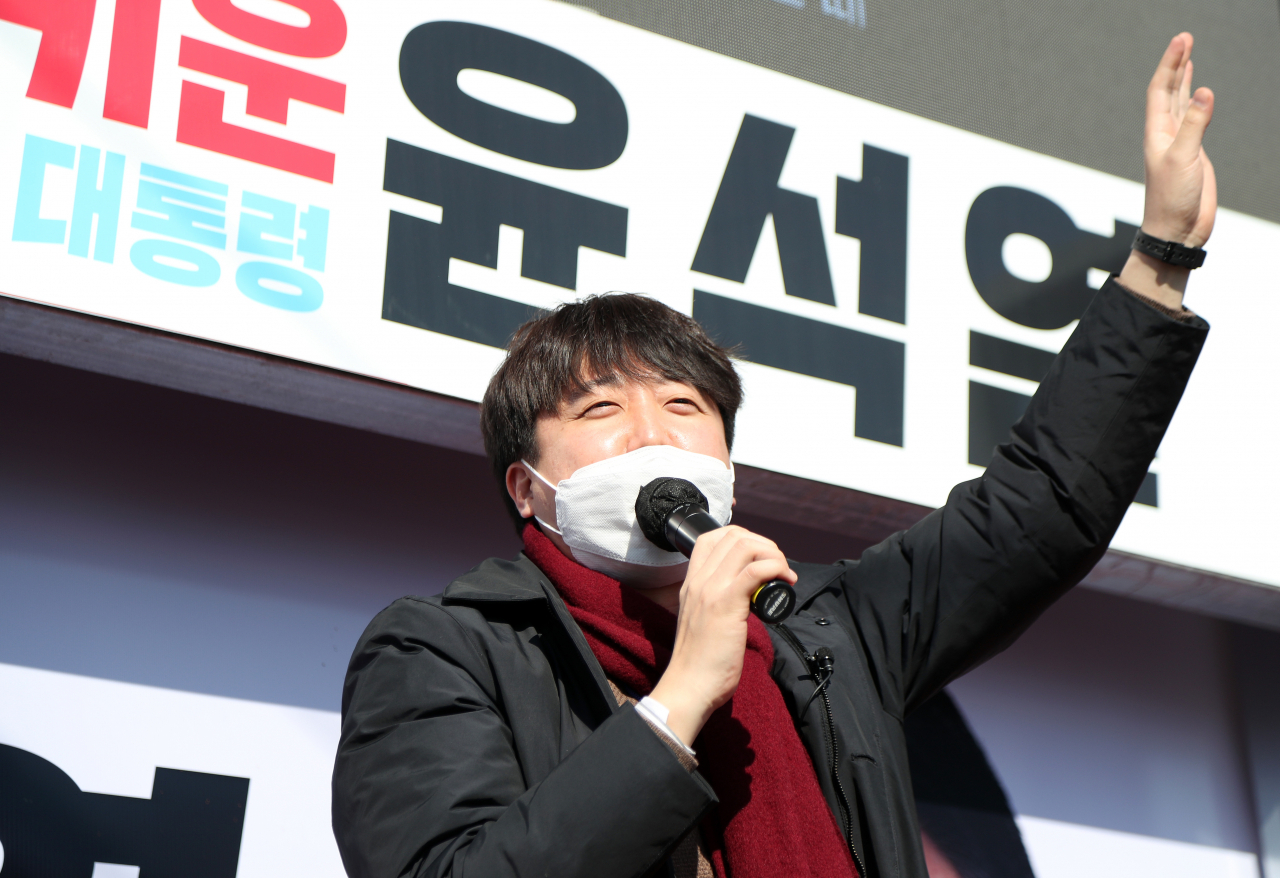 이준석 국민의힘 대표가 18일 대구 북구 칠성시장에서 윤석열 후보에 대한 지지를 호소하고 있다. [연합]