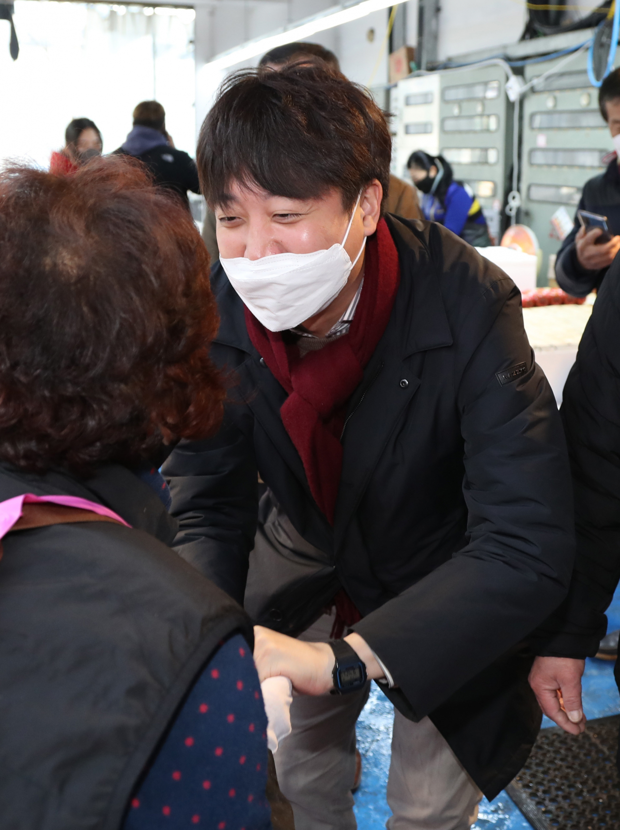 이준석 국민의힘 대표가 18일 오전 대구 북구 매천동 대구농수산물도매시장 수산동을 찾아 상인들과 인사하고 있다. [연합]